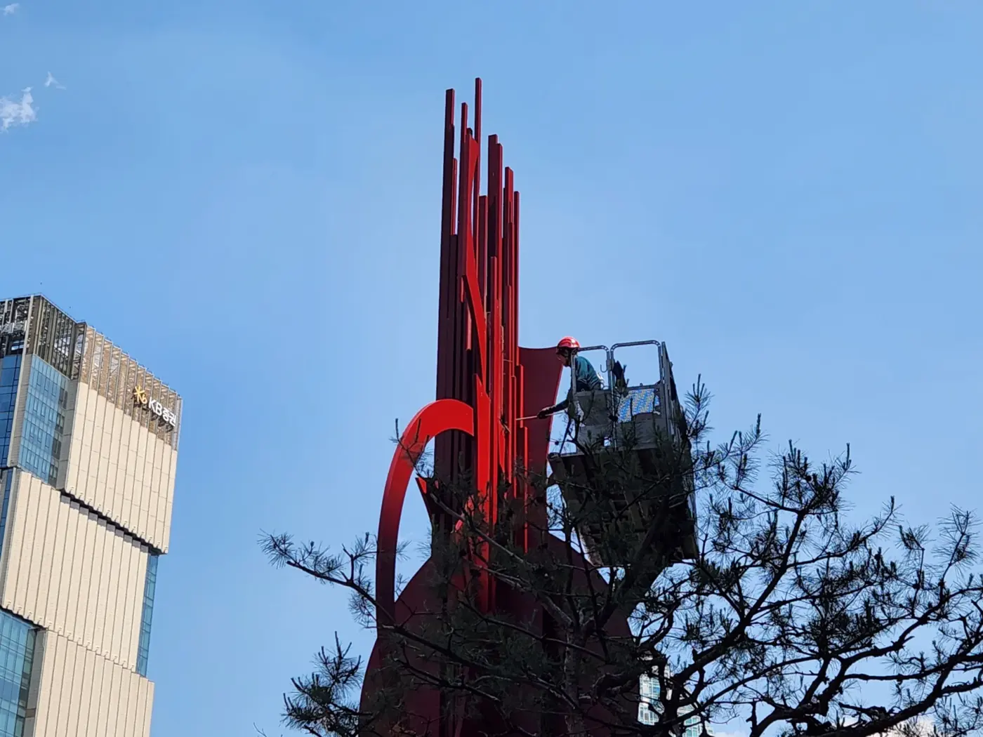 파손된 간판 프레임을 임시 고정하는 긴급보수 작업
