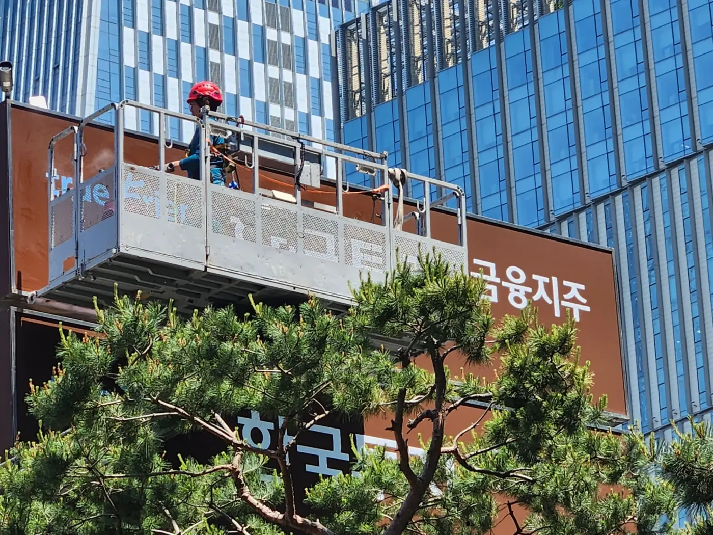 긴급보수 후 정상 점등을 확인하는 작업자