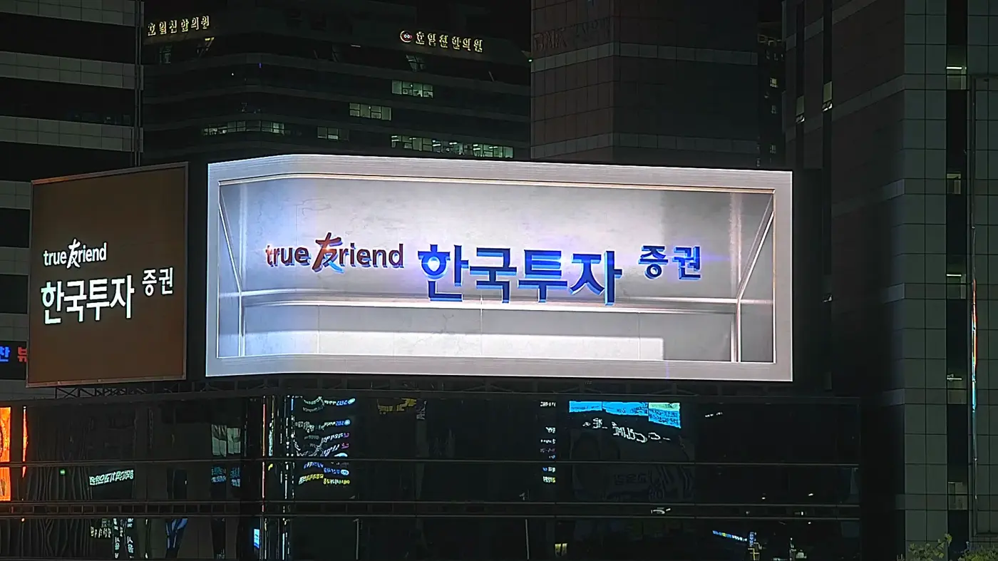 크레인으로 철골 프레임을 옥상에 인양·고정하는 현장